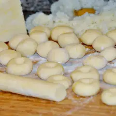 Jakie ziemniaki na kluski śląskie? Wybierz typ C i gotuj jak ekspert!