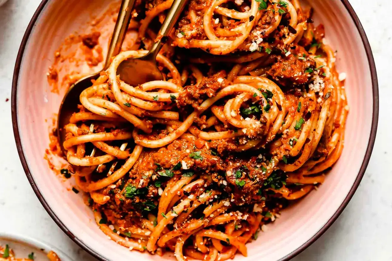 Miseczka pełna spaghetti bolognese, idealna na prosty przepis. Makaron z bogatym sosem mięsnym i posypką z parmezanu.