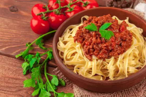 Spaghetti bolognese w 40 minut - prosty sos i sprężysty makaron